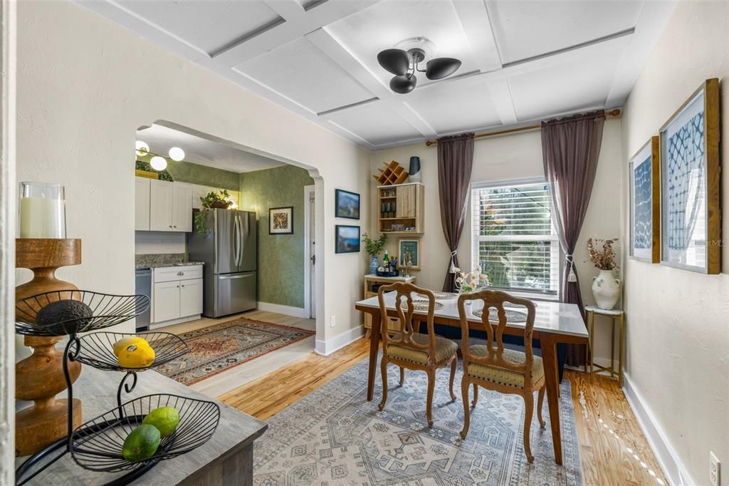 合同活跃: $365,000 (2 贝兹, 1 浴室, 1162 平方英尺)