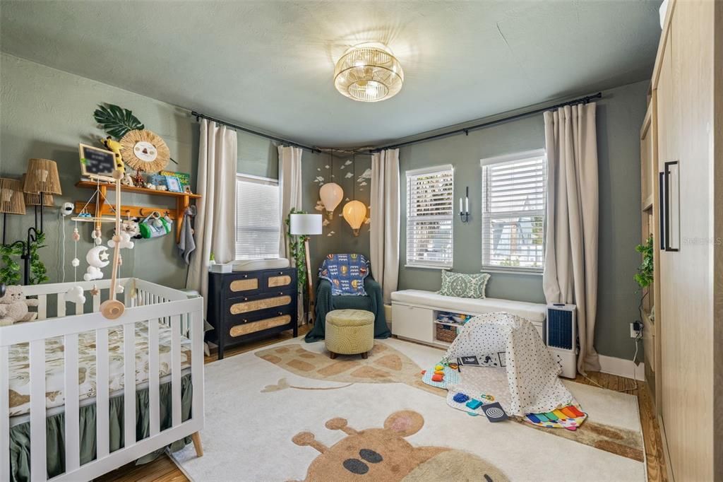 合同活跃: $365,000 (2 贝兹, 1 浴室, 1162 平方英尺)