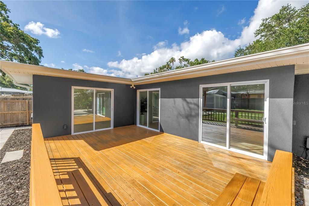 合同活跃: $675,000 (5 贝兹, 3 浴室, 2200 平方英尺)