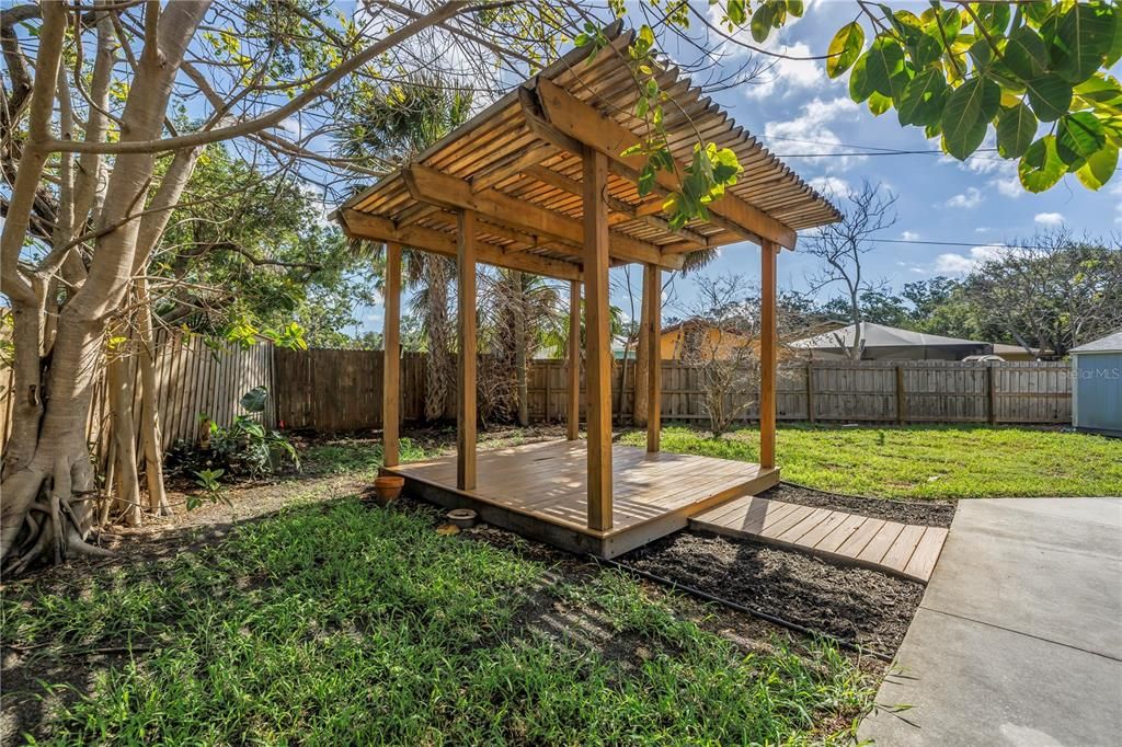 合同活跃: $675,000 (5 贝兹, 3 浴室, 2200 平方英尺)