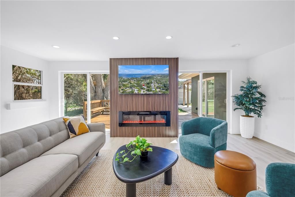 合同活跃: $675,000 (5 贝兹, 3 浴室, 2200 平方英尺)