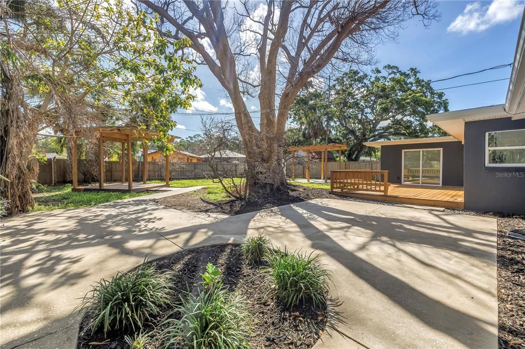 合同活跃: $675,000 (5 贝兹, 3 浴室, 2200 平方英尺)