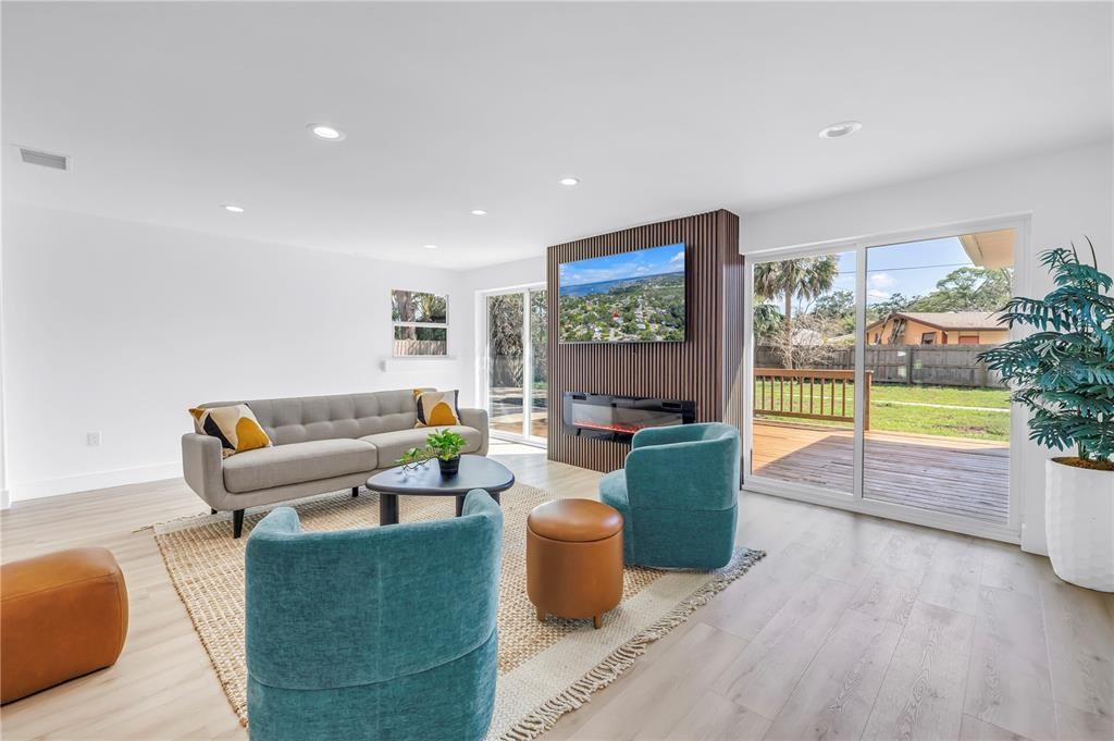 合同活跃: $675,000 (5 贝兹, 3 浴室, 2200 平方英尺)