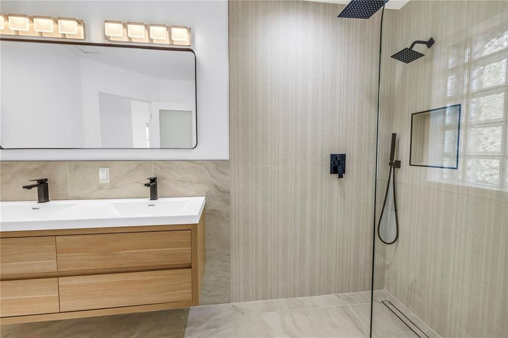 合同活跃: $675,000 (5 贝兹, 3 浴室, 2200 平方英尺)