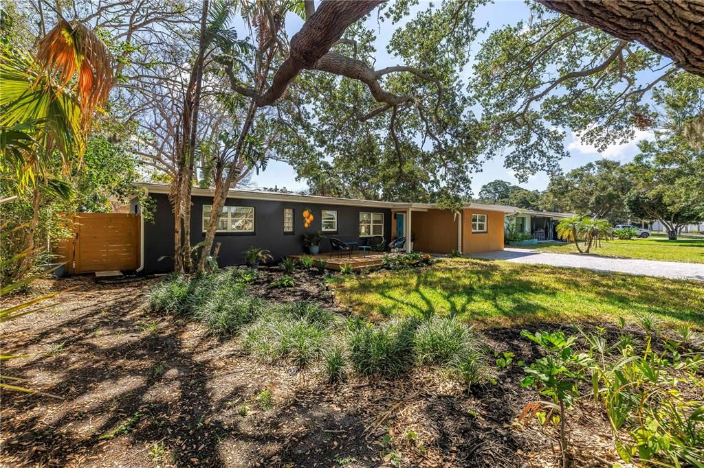 合同活跃: $675,000 (5 贝兹, 3 浴室, 2200 平方英尺)