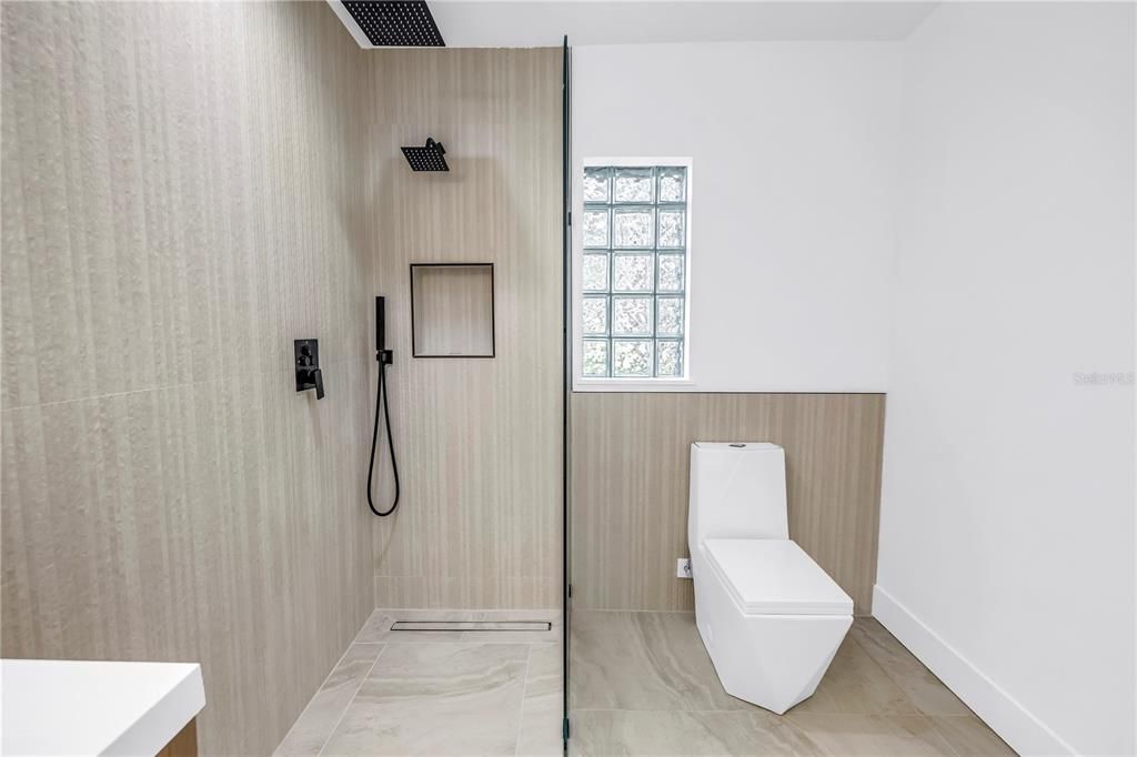 合同活跃: $675,000 (5 贝兹, 3 浴室, 2200 平方英尺)