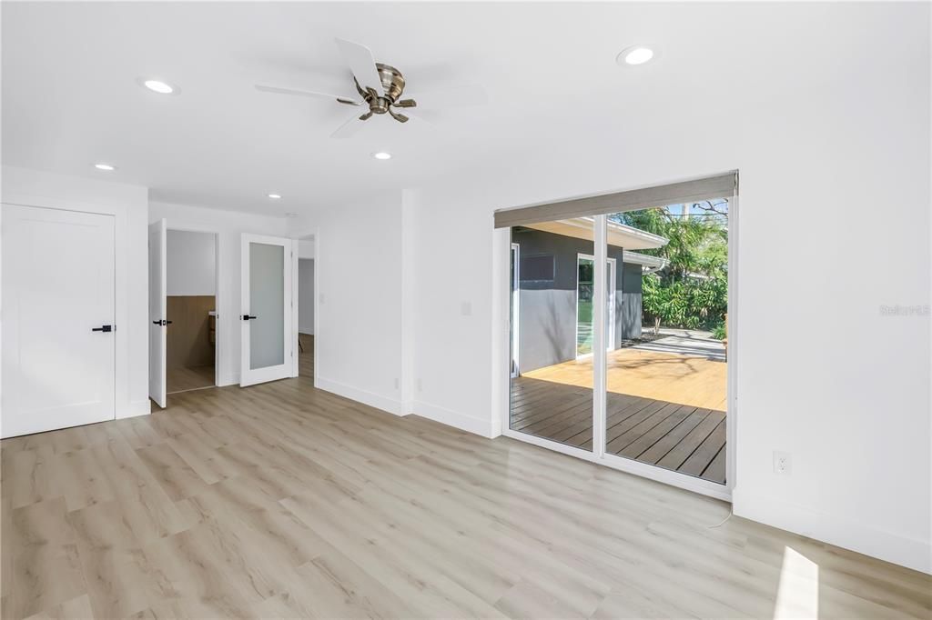 合同活跃: $675,000 (5 贝兹, 3 浴室, 2200 平方英尺)