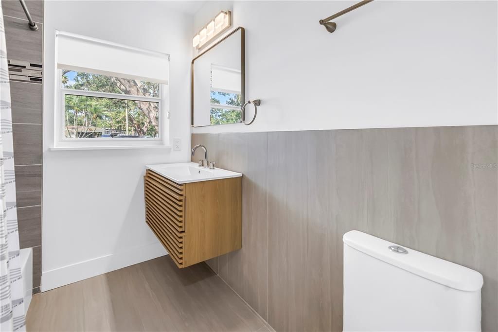 合同活跃: $675,000 (5 贝兹, 3 浴室, 2200 平方英尺)