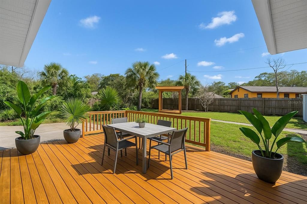 合同活跃: $675,000 (5 贝兹, 3 浴室, 2200 平方英尺)