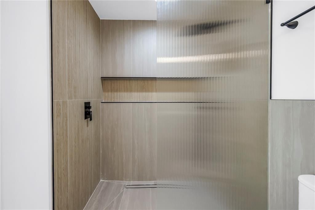 合同活跃: $675,000 (5 贝兹, 3 浴室, 2200 平方英尺)