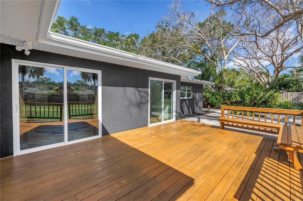 合同活跃: $675,000 (5 贝兹, 3 浴室, 2200 平方英尺)