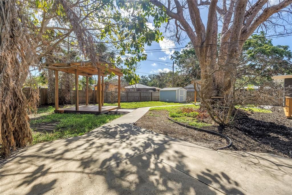 合同活跃: $675,000 (5 贝兹, 3 浴室, 2200 平方英尺)