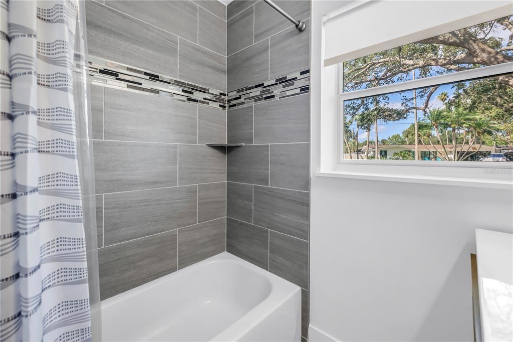 合同活跃: $675,000 (5 贝兹, 3 浴室, 2200 平方英尺)