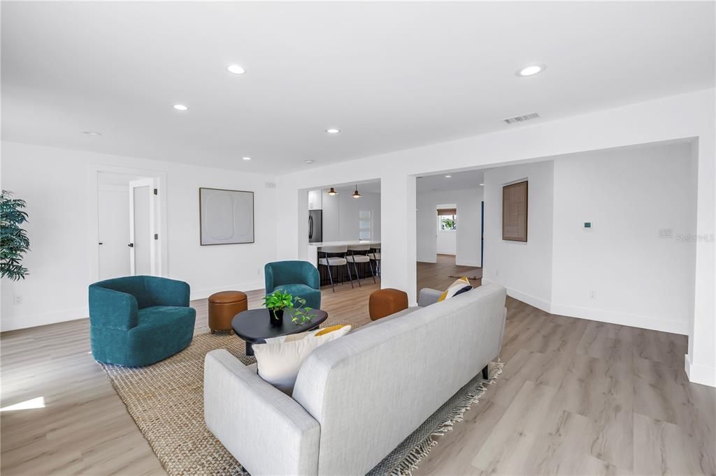 合同活跃: $675,000 (5 贝兹, 3 浴室, 2200 平方英尺)