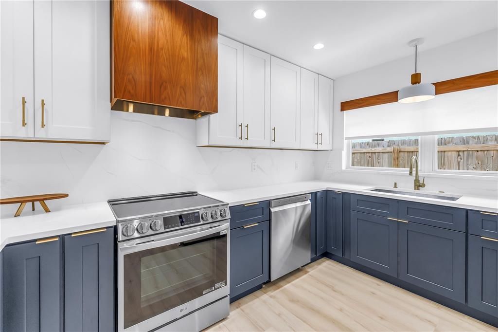 合同活跃: $675,000 (5 贝兹, 3 浴室, 2200 平方英尺)