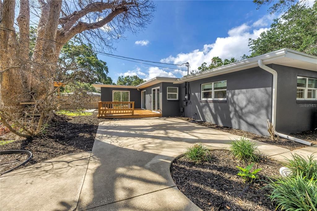 合同活跃: $675,000 (5 贝兹, 3 浴室, 2200 平方英尺)