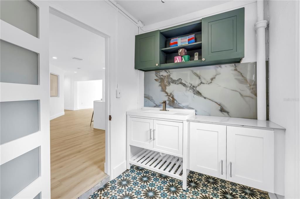 合同活跃: $675,000 (5 贝兹, 3 浴室, 2200 平方英尺)