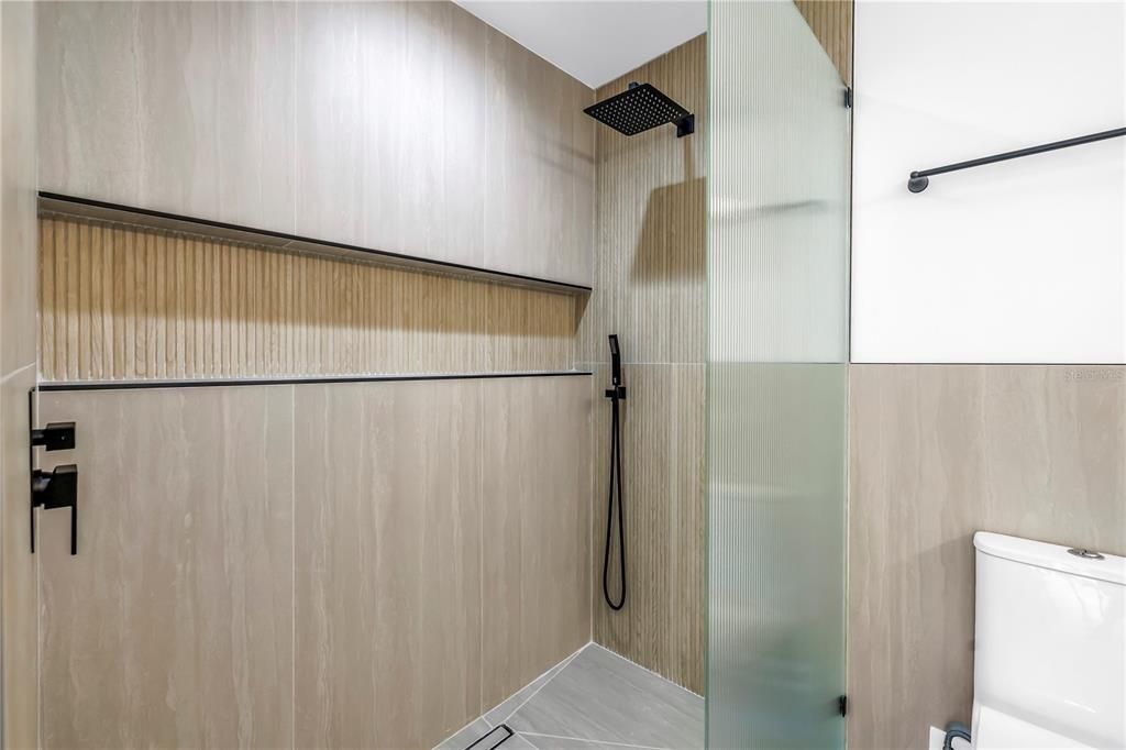 合同活跃: $675,000 (5 贝兹, 3 浴室, 2200 平方英尺)