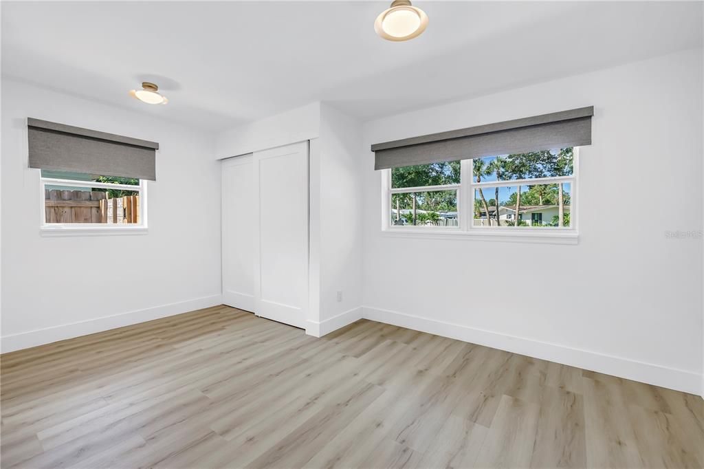 合同活跃: $675,000 (5 贝兹, 3 浴室, 2200 平方英尺)