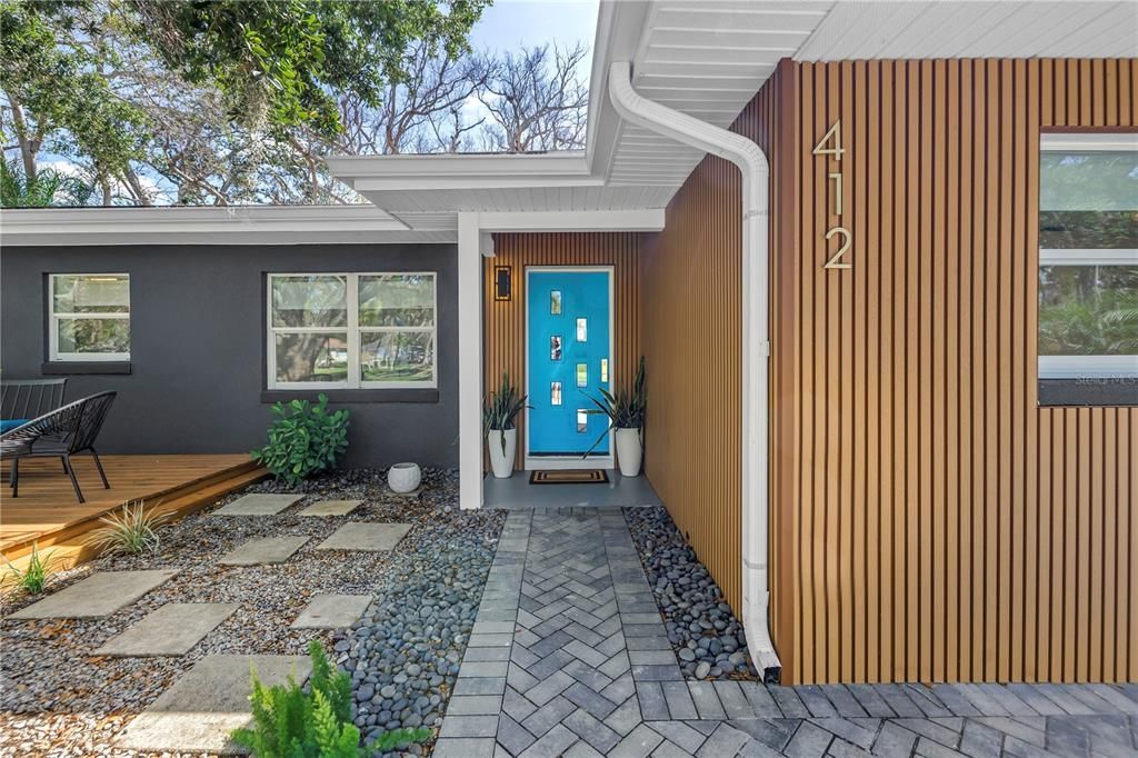 合同活跃: $675,000 (5 贝兹, 3 浴室, 2200 平方英尺)