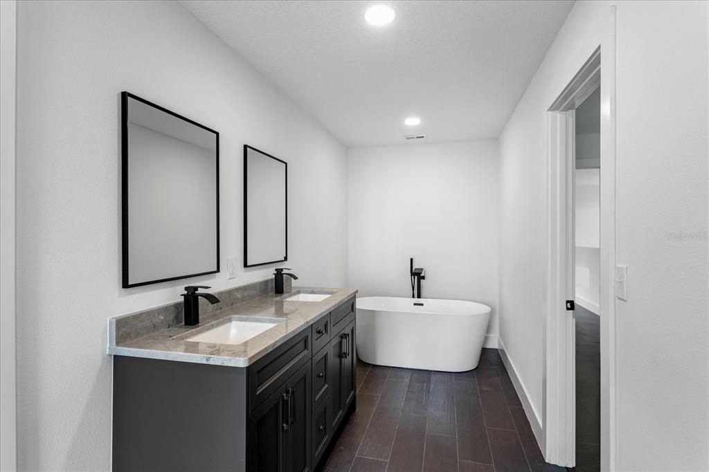 待售: $760,000 (3 贝兹, 2 浴室, 2545 平方英尺)