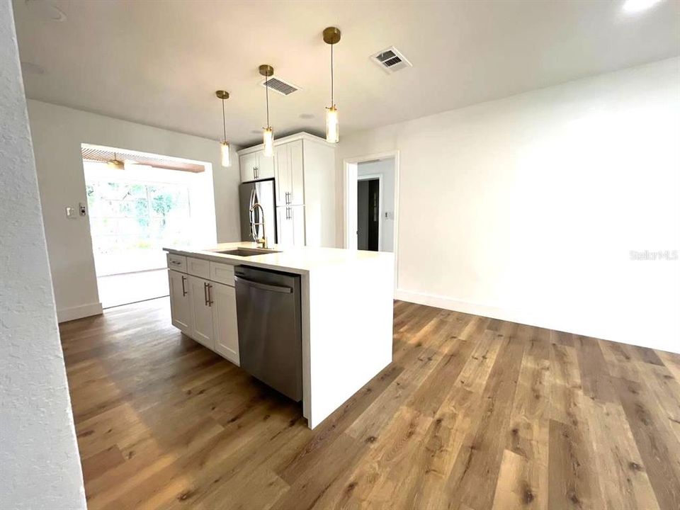 En Venta: $485,000 (4 camas, 3 baños, 1405 Pies cuadrados)