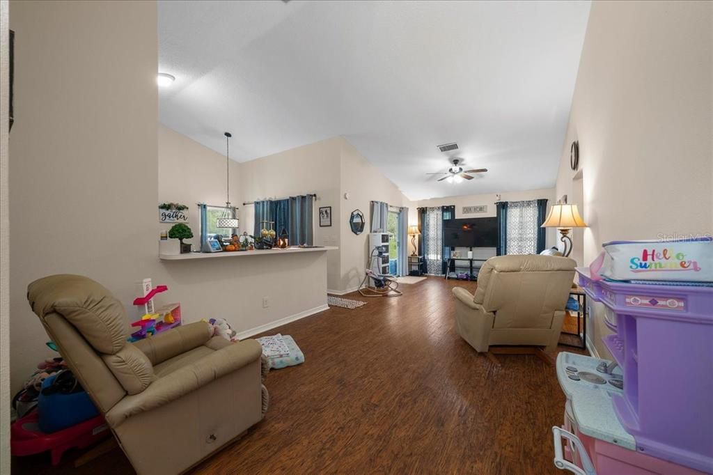 En Venta: $289,000 (3 camas, 2 baños, 1439 Pies cuadrados)