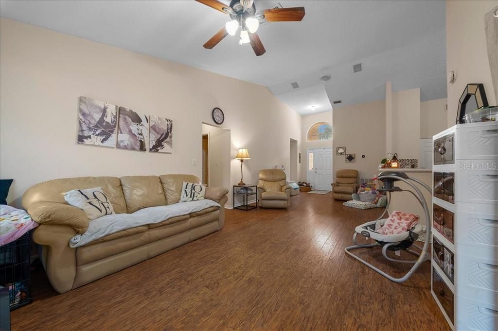 En Venta: $289,000 (3 camas, 2 baños, 1439 Pies cuadrados)