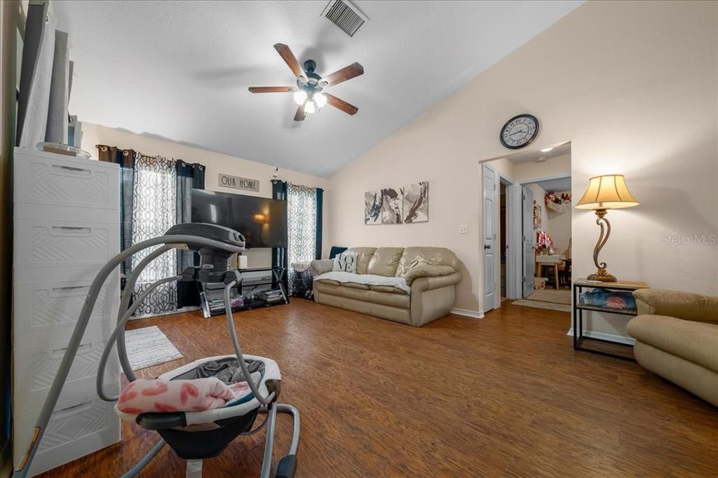 En Venta: $289,000 (3 camas, 2 baños, 1439 Pies cuadrados)