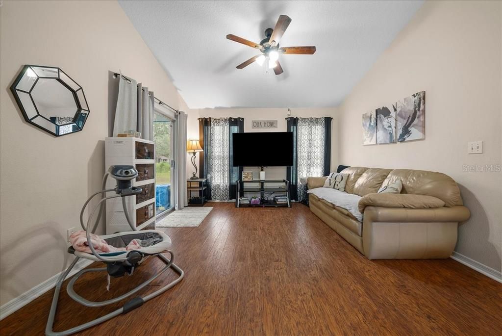 En Venta: $289,000 (3 camas, 2 baños, 1439 Pies cuadrados)