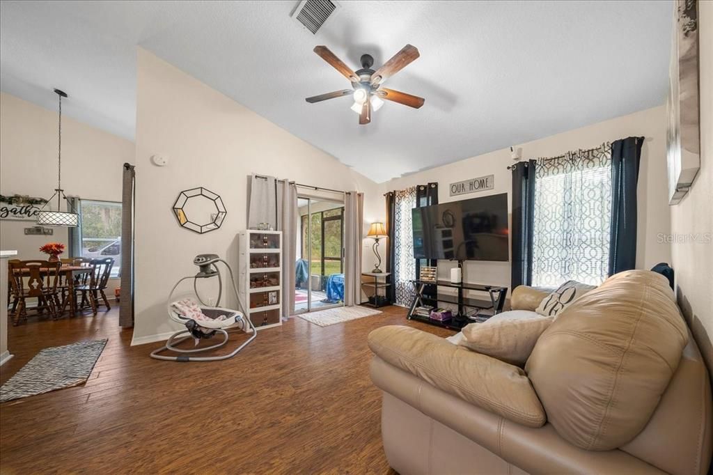 En Venta: $289,000 (3 camas, 2 baños, 1439 Pies cuadrados)