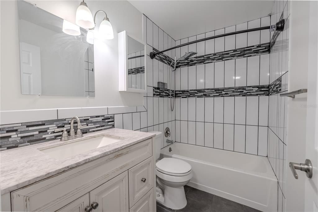 For Sale: $169,000 (2 beds, 1 baths, 931 Square Feet)