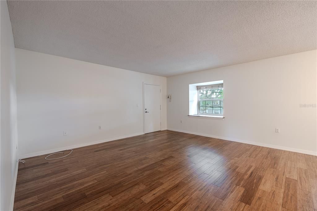 For Sale: $169,000 (2 beds, 1 baths, 931 Square Feet)