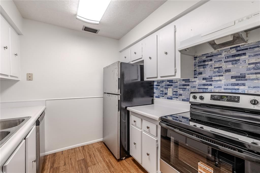 For Sale: $169,000 (2 beds, 1 baths, 931 Square Feet)