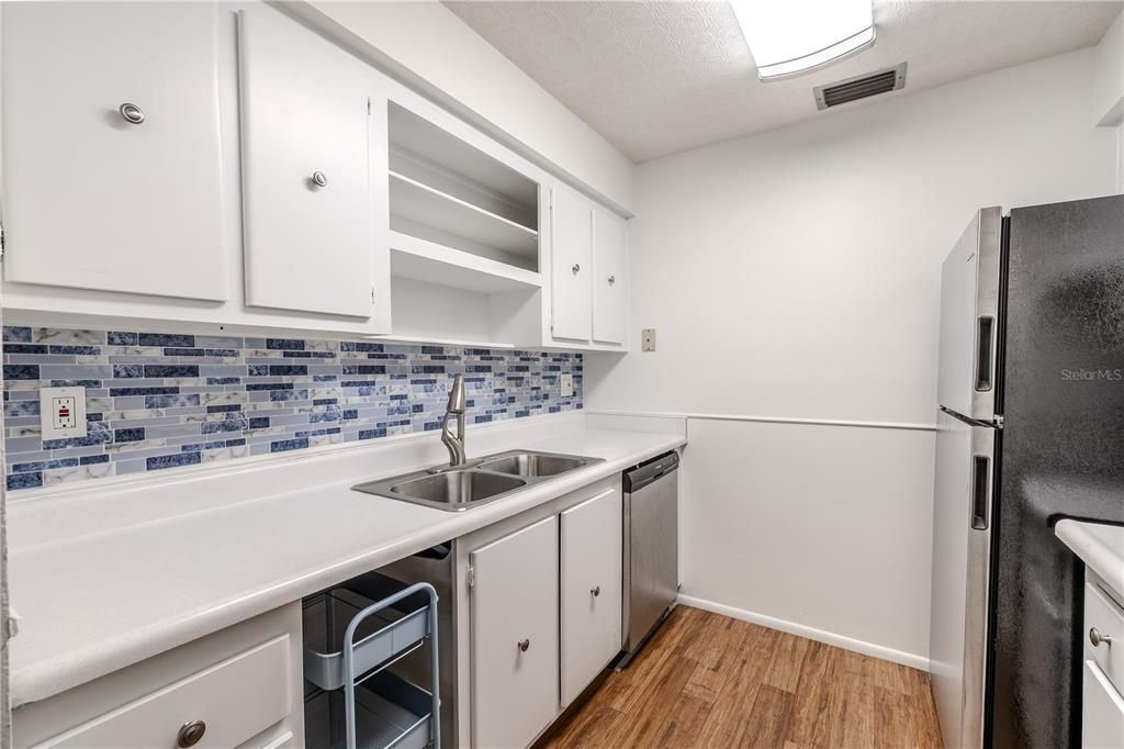 For Sale: $169,000 (2 beds, 1 baths, 931 Square Feet)