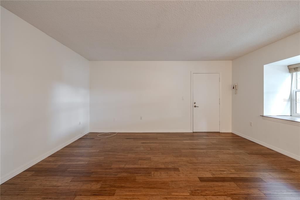 For Sale: $169,000 (2 beds, 1 baths, 931 Square Feet)