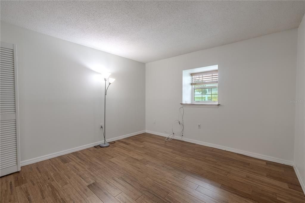 For Sale: $169,000 (2 beds, 1 baths, 931 Square Feet)