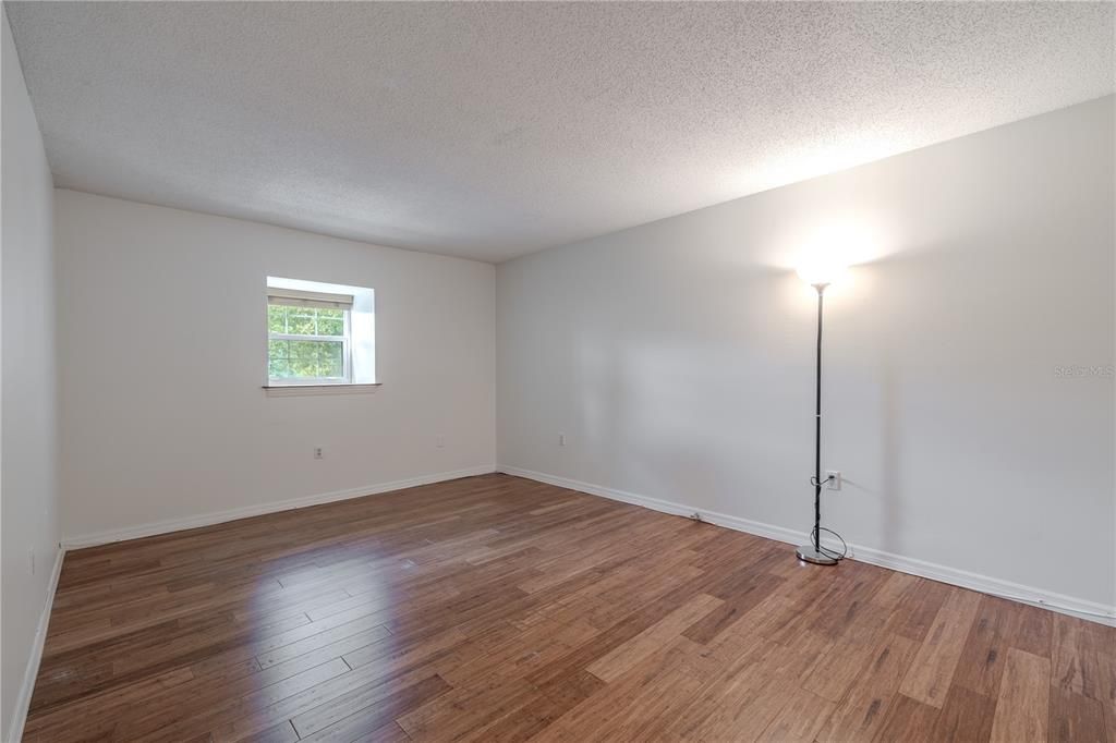 For Sale: $169,000 (2 beds, 1 baths, 931 Square Feet)