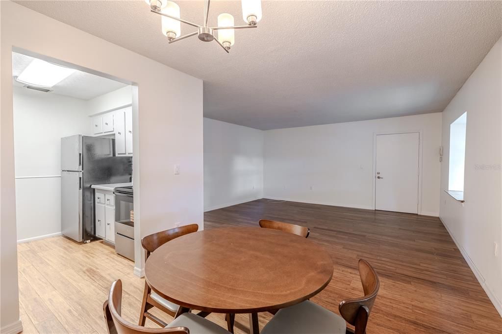 For Sale: $169,000 (2 beds, 1 baths, 931 Square Feet)