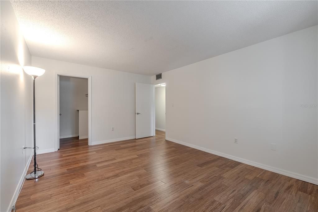 For Sale: $169,000 (2 beds, 1 baths, 931 Square Feet)