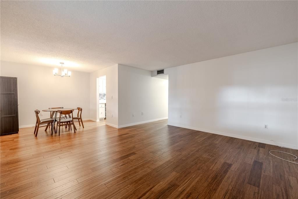 For Sale: $169,000 (2 beds, 1 baths, 931 Square Feet)