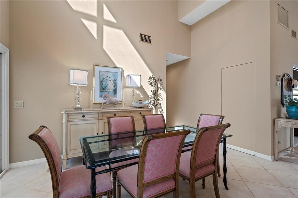 出租: $11,500 (3 贝兹, 3 浴室, 3101 平方英尺)