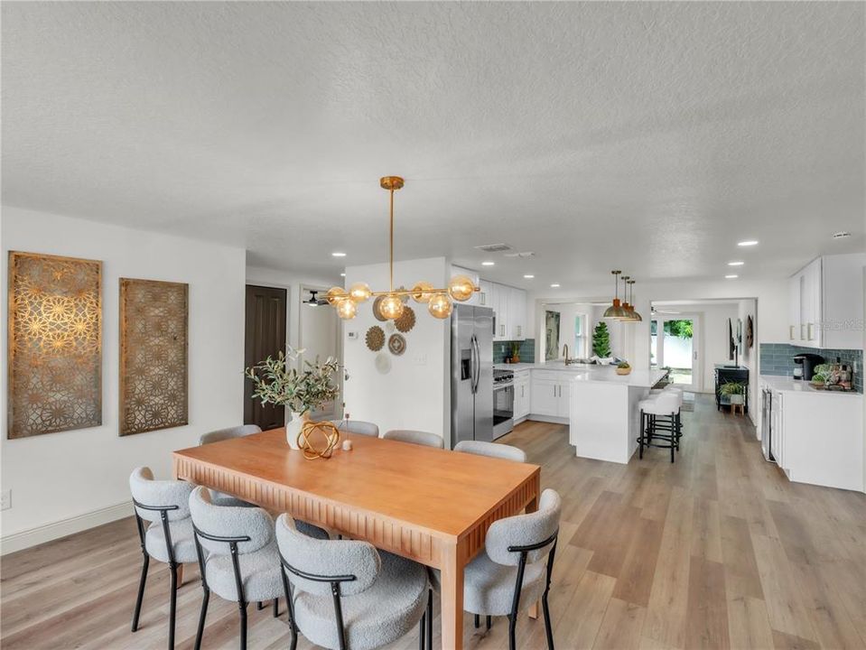 合同活跃: $429,900 (4 贝兹, 2 浴室, 1423 平方英尺)