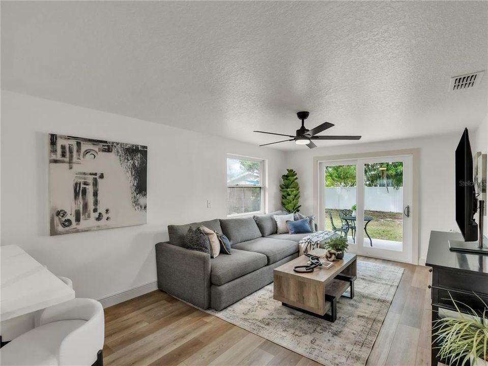 合同活跃: $429,900 (4 贝兹, 2 浴室, 1423 平方英尺)