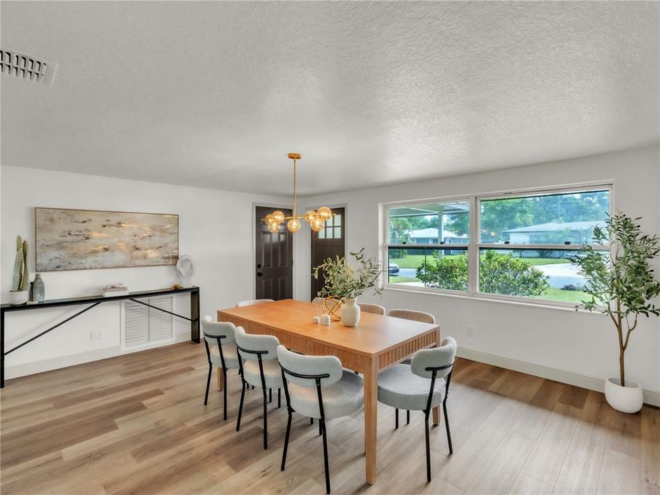 合同活跃: $429,900 (4 贝兹, 2 浴室, 1423 平方英尺)