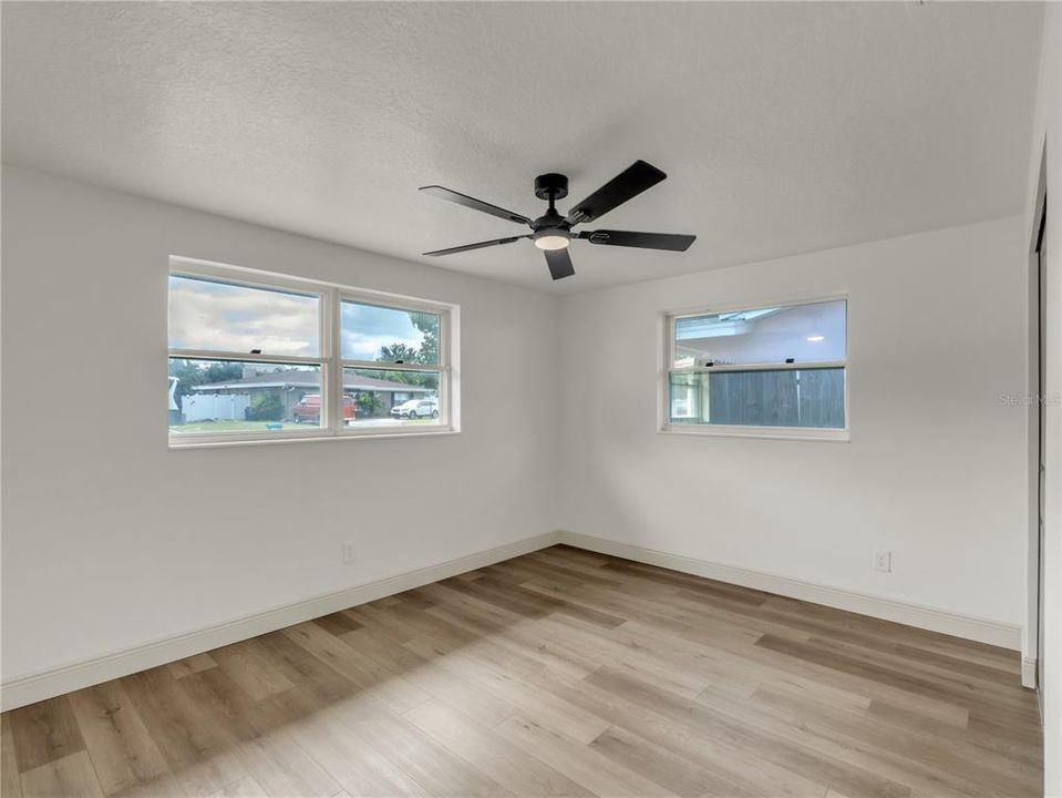 合同活跃: $429,900 (4 贝兹, 2 浴室, 1423 平方英尺)