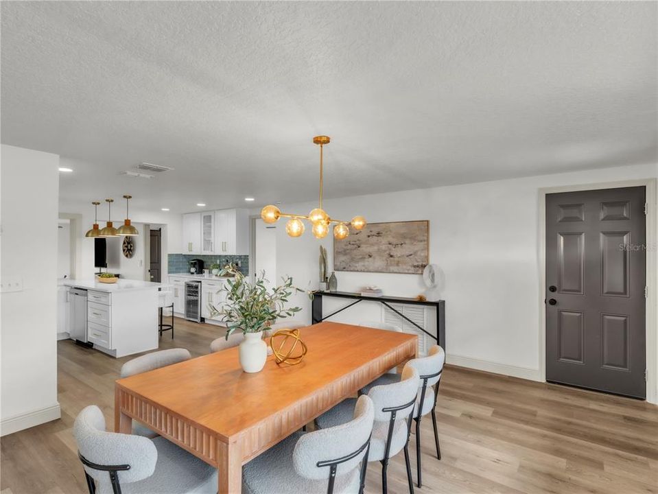 合同活跃: $429,900 (4 贝兹, 2 浴室, 1423 平方英尺)