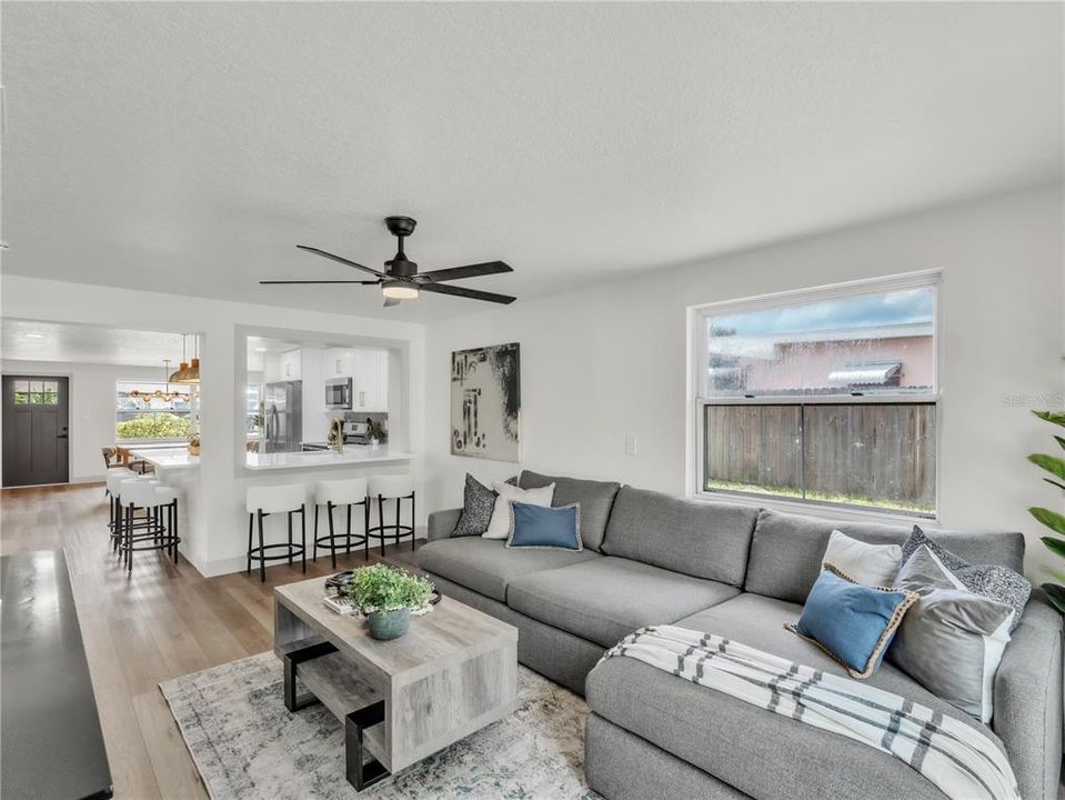 合同活跃: $429,900 (4 贝兹, 2 浴室, 1423 平方英尺)