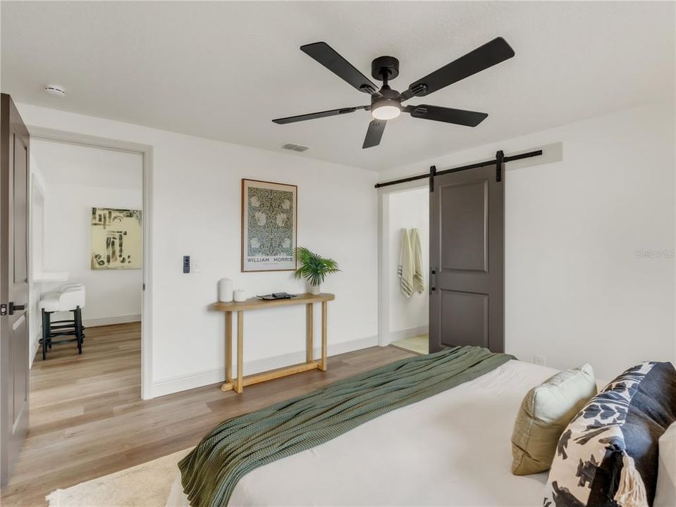 合同活跃: $429,900 (4 贝兹, 2 浴室, 1423 平方英尺)