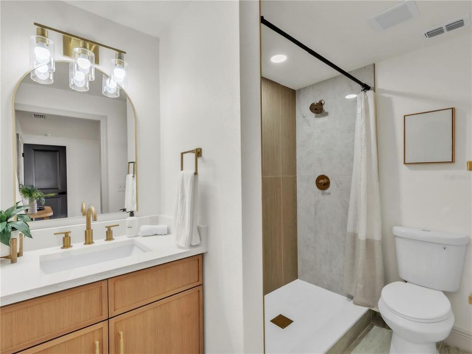 合同活跃: $429,900 (4 贝兹, 2 浴室, 1423 平方英尺)